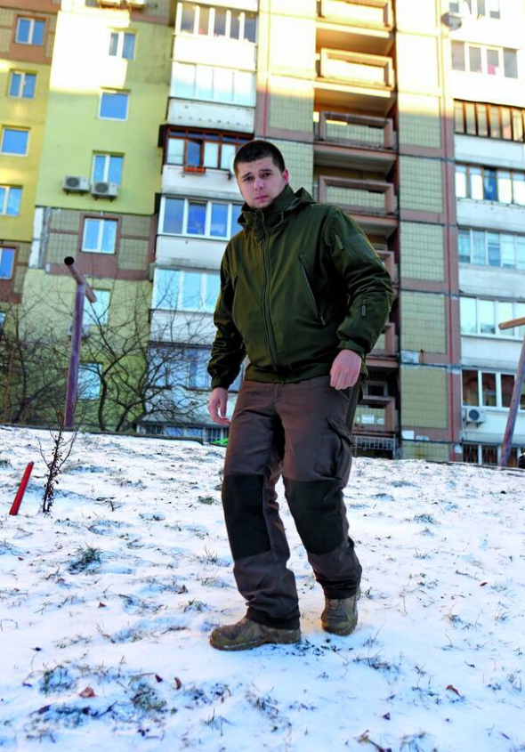 Данило ТУРЧИН, 23 роки, колишній старший солдат 73-го морського центру спецоперацій ЗСУ. Народився у місті Сватове на Луганщині 9 липня 1993-го. Мати торгує на базарі жіночим одягом. Батько був дрібним підприємцем. ”Мав колекцію годинників. Багато по Союзу подорожував і назбирав понад 50 штук. Мені захотілося вийняти з них стрілочки. Узяв молоток і розбив усі. На кукурудзі стояв довго. Батько помер, коли мені було 12. Виховували мати й бабуся”. Після закінчення Сватівської гімназії вчився на медбрата в Луганську. ”Грошей на інститут не вистачило, пішов у медучилище. Підробляв журналістом, рієлтором, у call-центрі приватної клініки, вантажником. Коли навчався на третьому курсі, бойовики зайняли Луганське СБУ і почали захоплювати обласну держадміністрацію. На цьому навчання припинилося. Поїхав воювати”. Був одним з організаторів Луганського майдану і Луганської сотні самооборони. Захищав Савур-могилу у серпні 2014-го. 16 серпня позаторік підписав контракт із частиною 2492 73-го морського центру спеціальних операцій. Створив громадську організацію ”Вибачте, що живий”. Вона захищає права бійців АТО. Неодружений, дітей немає