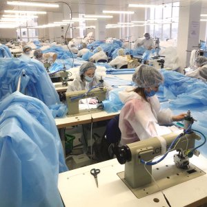 Працівниці компанії ”Група Венето” шиють костюми і халати для лікарів, 1 грудня, Черкаси