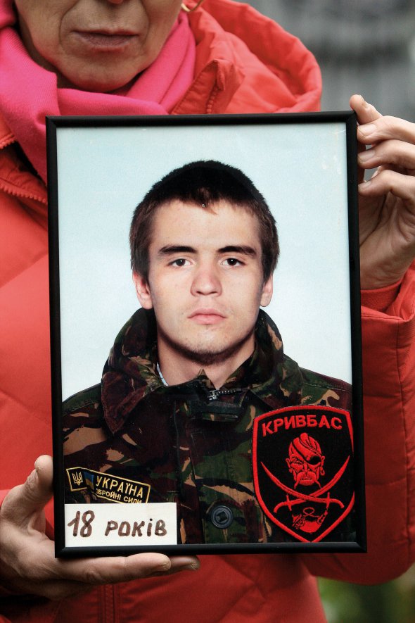 Тетяна Тороповська тримає фотографію сина Георгія. Він пішов добровольцем на фронт. Загинув 17 вересня 2014 року в поїзді Київ – Дніпропетровськ, коли повертався на Донбас