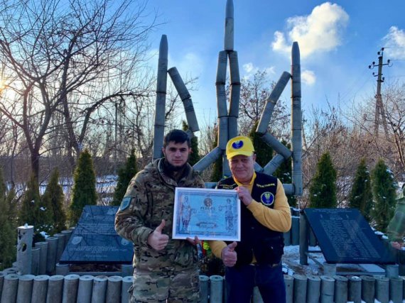 Українські військові встановили національний рекорд, виготовивши найбільший тризуб із гільз