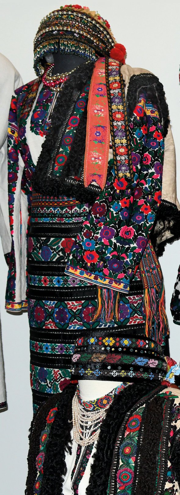 Старовинний одяг Роксоляна Шимчук колекціонує 30 років. Строї виставляє у своїй етногалереї в центрі Львова