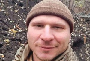Стрілець Олег Андрієнко — перший український воїн, якого вбили окупанти 2021 року. Родом із Запоріжжя. У загиблого залишилися син, дружина і мати