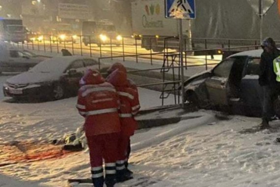 Під Києвом водій Ford на швидкості вилетів на тротуар і збив 35-річну жінку. За кермо сів п'яний