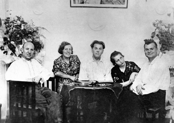 Павло Тичина сидить із дружиною Лідією (в центрі), старшим братом Іваном (ліворуч), молодшим Євгеном і його дружиною Варварою 