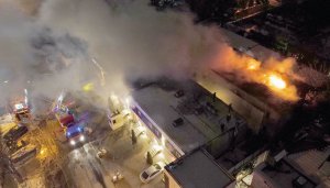 Пожежники гасять вогонь у готелі ”Аркадія” на вулиці Посмітного, 10/12, в Одесі 17 січня. Там перебували 19 постояльців, двоє загинули