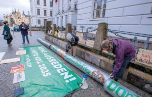 Активісти протестують проти спорудження газогону ”Північний потік-2” перед канцелярією землі Мекленбург — Західна Померанія. 12 січня 2021 року, Німеччина