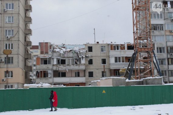 7 месяцев назад мощный взрыв разрушил часть 10-этажки на ул. Соломии Крушельницкой, 1/5 в Киеве. Дом демонтируют