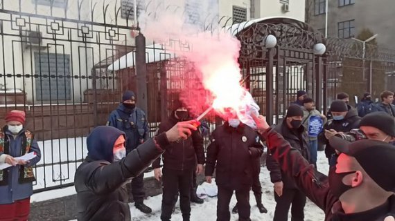 В Киеве возле посольства РФ неизвестные сорвали акцию в поддержку российского оппозиционера Алексея Навального