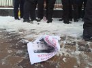 В Киеве возле посольства РФ неизвестные сорвали акцию в поддержку российского оппозиционера Алексея Навального
