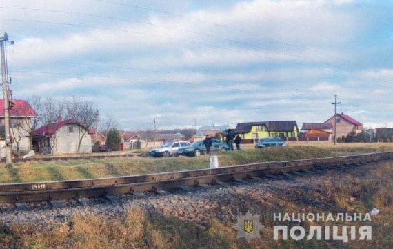 Хлопець переходив колію у навушниках і не почув як наближався тепловоз