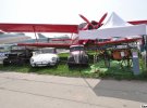 Модель Benz Patent Motorwagen стоїть біля інших машин, які стали революційними для різних епох.