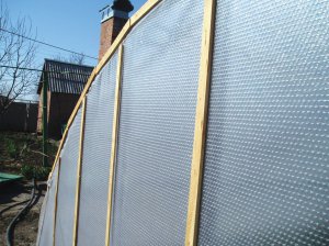 Каркаси теплиць усе частіше оббивають армованою плівкою. Матеріал складається з двох шарів поліетиленової плівки, між якими є армований шар із скловолоконної сітки. Покриття служить до десяти років