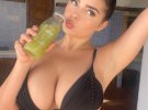 Британська модель Демі Роуз вражає спокусливими світлинами