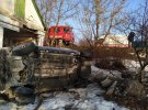 На Дніпропетровщині Nissan Tiida зніс стіну приватного будинку. Постраждали 5 людей