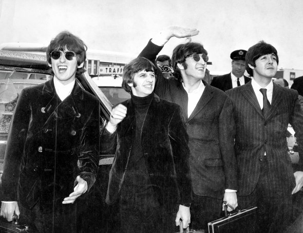 Музиканти гурту The Beatles Джордж Гаррісон (крайній ліворуч), Рінґо Старр, Джон Леннон і Пол Маккартні прибули в аеропорт Бостона 12 серпня 1966 року. Це був останній тур британців Сполученими Штатами Америки