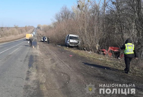Під Полтавою зіткнулися Opel Vivaro та ВАЗ 2107. Водій і пасажирка останнього загинули