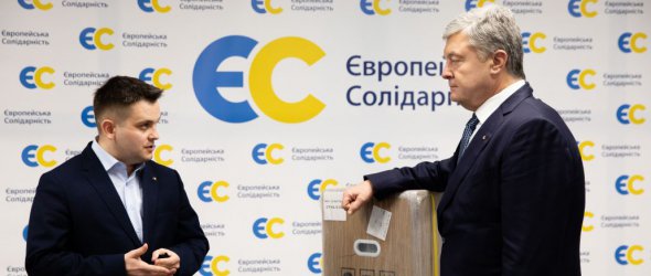 Експрезидент Петро Порошенко передав кисневі концентратори у Чернівецьку лікарню №1, де була пожежа