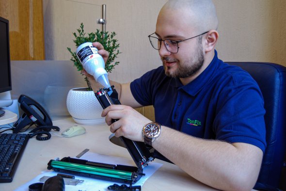 Специалист по заправке картриджей