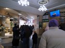 Черга до мережевого закладу фастфуду в центрі Полтави. Щоб зробити замовлення, треба вистояти понад пів години