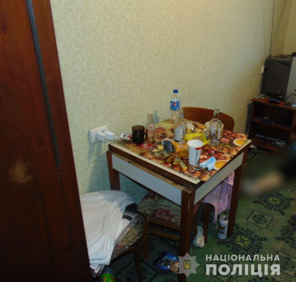 У Миколаєві в гуртожитку 18-річний студент зарізав на рік старшого товариша і поранив його 17-річну дівчину