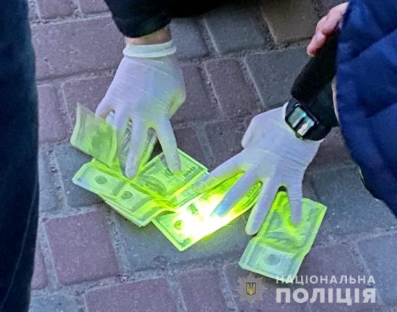 Поліцейський щомісяця вимагав у веб-моделі 0