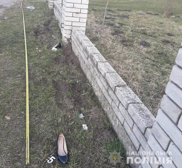 За кермом мотоцикла була15-річна дівчина. Ймовірно, не впоралася з керуванням і врізалася в паркан