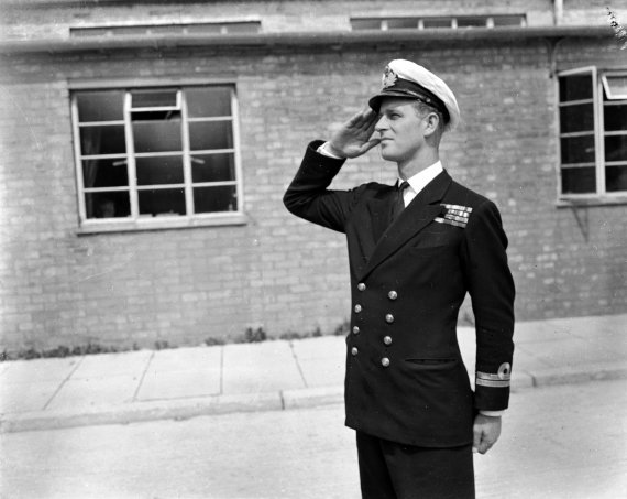 31 липня 1947-го Лейтенант Філіп Маунтбаттен, чоловік принцеси Єлизавети, відновлює навчання у Королівській школі морських офіцерів у Кінгсморі в Хоторні, Вілтшир.