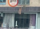 В Киеве мужчина выпрыгнул с восьмого этажа и повис на козырьке магазина