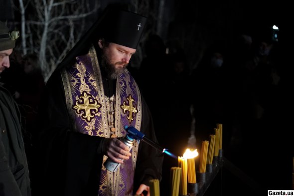 Архієпископ Полтавський і Кременчуцький Федір першим запалює свічку.