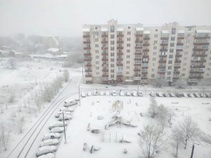 Уранці 26 квітня випало кілька сантиметрів снігу в місті Богуслав на півдні Київщини. Також — на Прикарпатті, в північних і центральних областях країни. Про заморозки до п’яти градусів на ґрунті й до трьох у повітрі попереджали синоптики. Аномальну для останньої декади квітня температуру в Україні спричинила арктична повітряна маса. Востаннє сніг у квітні лежав 2017 року на Дніпропетровщині та Херсонщині