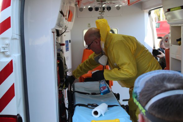 Співробітник компанії перед обробкою знежирює поверхні побутовим миючим засобом