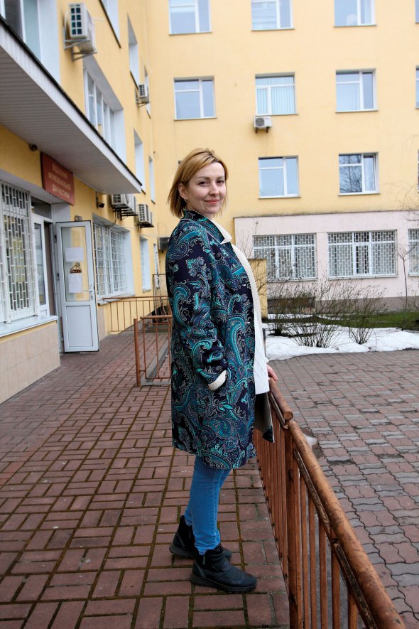 Оксана БОНДАРЧУК- ЯКУБОВСЬКА, 36 років, продавець-консультант. Народилася 8 березня 1985-го в Києві. Батько працював у карному розшуку, мати – продавчиня. Закінчила Київський політехнічний інститут за спеціальністю ”лінгвістика”. Була продавцем-консультантом у зоомагазинах. Керувала продуктовими крамницями. З 2016-го працює у столичному секс-шопі ”Афродіта”. Вишиває бісером. Займається боксом і кікбоксингом. Улюблений письменник – Михайло Булгаков. У шлюбі вдруге. Чоловік 50-річний Анатолій – підприємець. Мають сина й доньку