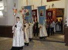 В полночь из храма выходят люди, впереди несут крест и хоругви