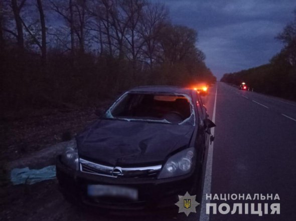На Сумщині водій Opel Astra збив трьох товаришів, які стояли біля краю дороги