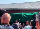 В Казани прощаются с 14-летними школьниками Ильзией Нагимуллиной, Амиром Шайхутдиновым и 26-летней учительницей английского языка Эльвирой Игнатьевой, которые стали жертвами казанского стрелка.