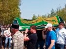 В Казани прощаются с 14-летними школьниками Ильзией Нагимуллиной, Амиром Шайхутдиновым и 26-летней учительницей английского языка Эльвирой Игнатьевой, которые стали жертвами казанского стрелка.