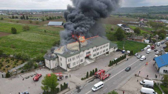 У Чернівецькій області спалахнула масштабна пожежа в приміщенні шиномонтажу
