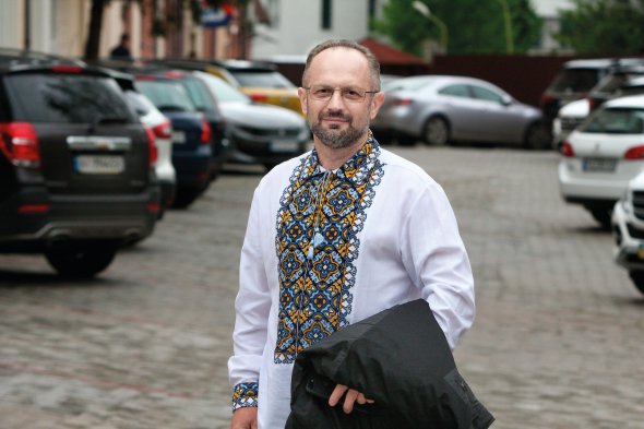 Роман БЕЗСМЕРТНИЙ, 55 років, політик, дипломат. Народився 5 листопада 1965-го в селі Мотижин Макарівського району Київської області. Батько працював землевпорядником, мати – медсестрою. Закінчив історичний факультет Київського педагогічного інституту імені Михайла Драгоманова. Працював учителем історії в райцентрі Бородянка на Київщині. Кандидат політичних наук. Народний депутат чотирьох скликань. Один з авторів Конституції України 1996-го. Був представником президента Леоніда Кучми у Верховній Раді. Працював віцепрем’єром, заступником глави Адміністрації президента Віктора Ющенка. У 2010–2011 роках – посол у Білорусі. Представляв Україну в політичній підгрупі на переговорах у Мінську. У квітні 2016-го вийшов із неї, назвавши процес недієвим. 9 липня знову призначений на цю посаду. 13 серпня – звільнений президентом Володимиром Зеленським, який призупинив Мінські переговори у зв’язку з загибеллю чотирьох українських військових поблизу Павлополя на Донбасі. У січні 2019-го створив партію ”Рух +380”. Балотувався у президенти. Одружений із 50-річною Тетяною Мокріді. Від першого шлюбу має доньку Лілію, 32 роки. У Тетяни – син 29-річний Владислав. Спільні діти – 8-річні Єлизавета й Анастасія. Любить класичну музику, колекціонує вініли, раритетні книжки