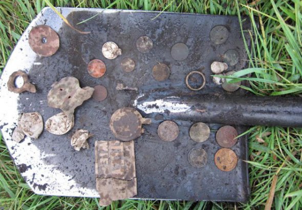 Разом із непотребом знаходять металеві та коштовні речі часів Київської Русі