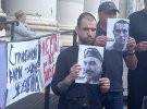 У Богунський райсуд Житомира приїхали дружини та побратими розстріляних під Новоселицею сімох військових та волонтерів. Суд на фінальній стадії. І вже найближчим часом єдиному підозрюваному Анатолію Захаренку винесуть вирок