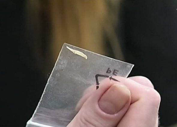 У торт потрапив ніготь