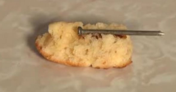 Цвях ледь не проковтнули із лавашом