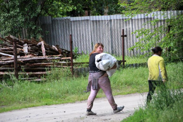 Отходы со свалки приносят в деревню, где их сортируют и хранят до сдачи