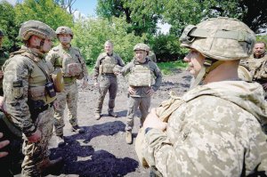 Президент Володимир Зеленський (у центрі) 9 червня перевіряє позиції військових у селищі Піски поблизу Донецька. Вручив нагороди й пообідав у їдальні з солдатами