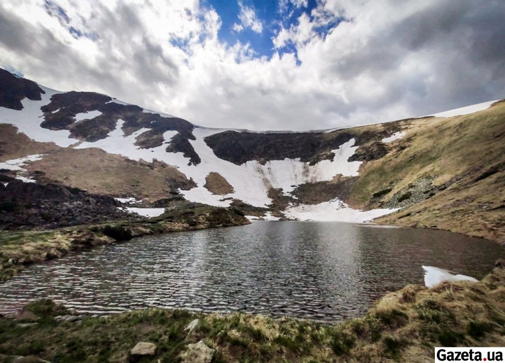 Все ще лежить сніг: у мережі з'явилися фото найвисокогірнішого озера України 2 1038197 5 w 1000