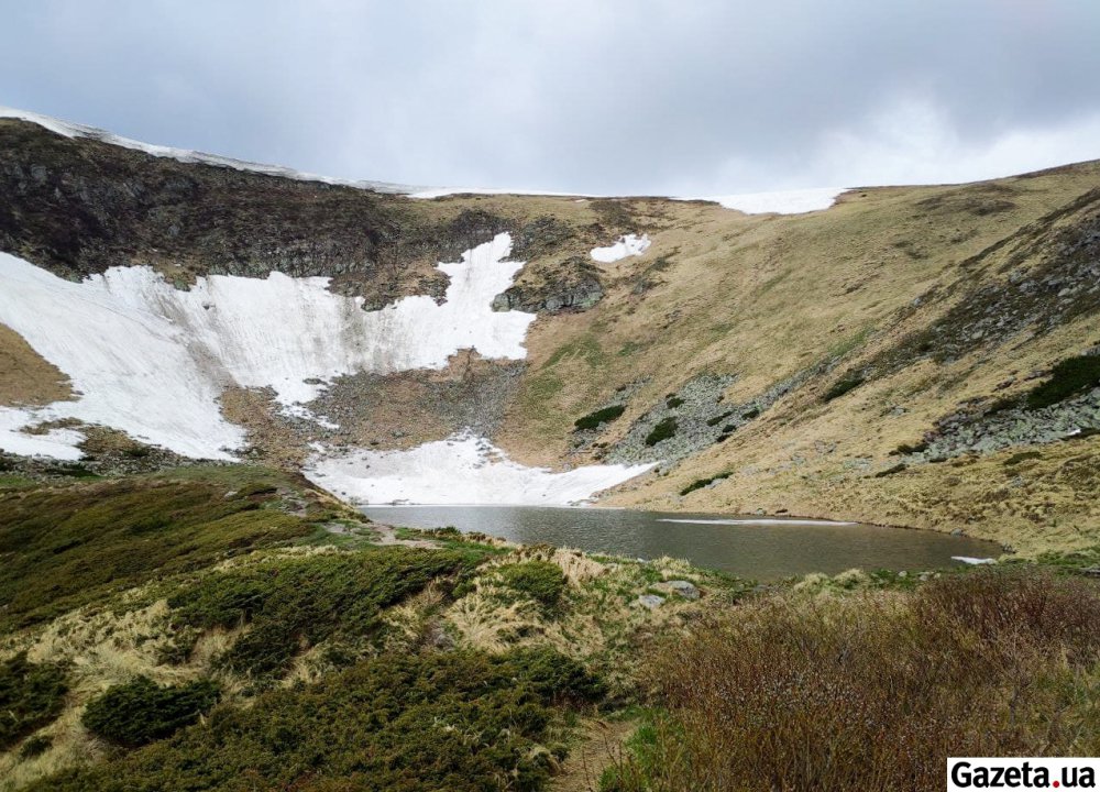 Все ще лежить сніг: у мережі з'явилися фото найвисокогірнішого озера України 3 1038197 6 w 1000
