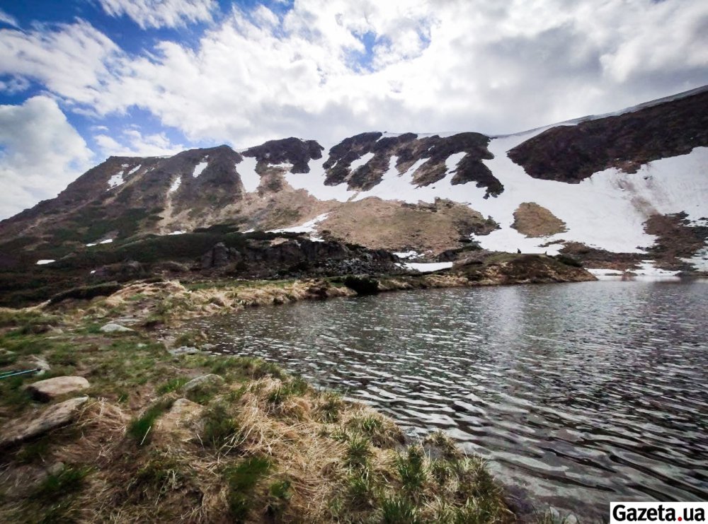 Все ще лежить сніг: у мережі з'явилися фото найвисокогірнішого озера України 5 1038197 9 w 1000