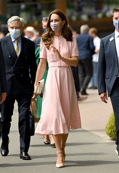 Легкое платье с воздушной юбкой и нежной отделкой