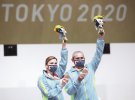 Олена Костевич та Олег Омельчук стоять на п’єдесталі у Токіо, Японія, 27 липня 2021 року. Здобули бронзу