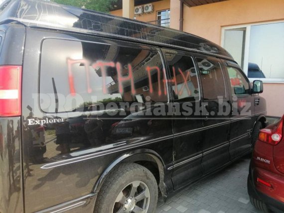 У курортному Бердянську відпочивальникам на автомобілях з російськими номерами змалювали червоною фарбою їхні машини